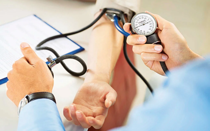 Paziente che registra la pressione a casa